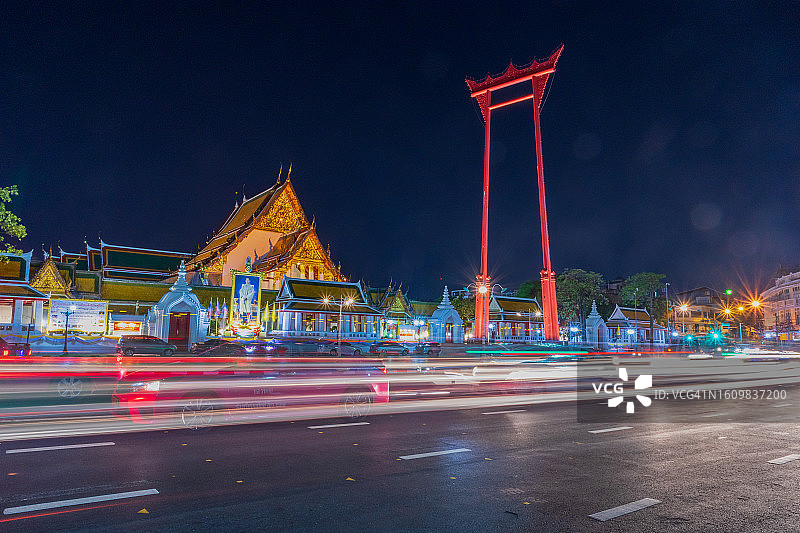 曼谷巨型秋千和苏泰寺的黄昏光迹图片素材