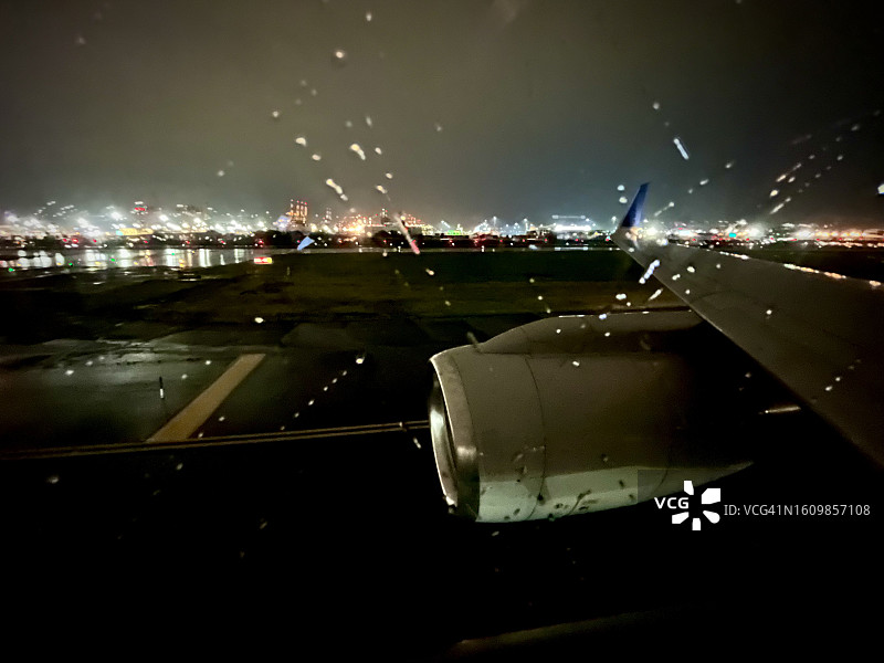 跑道上的商用喷气发动机图片素材