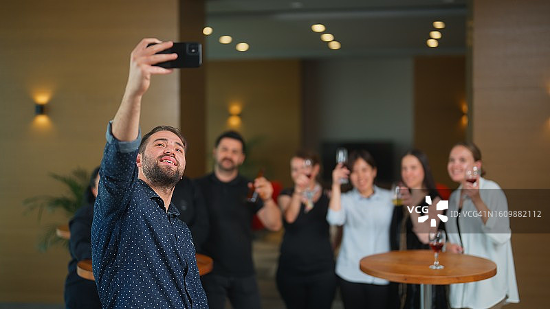 一群商人在商务聚会上自拍图片素材