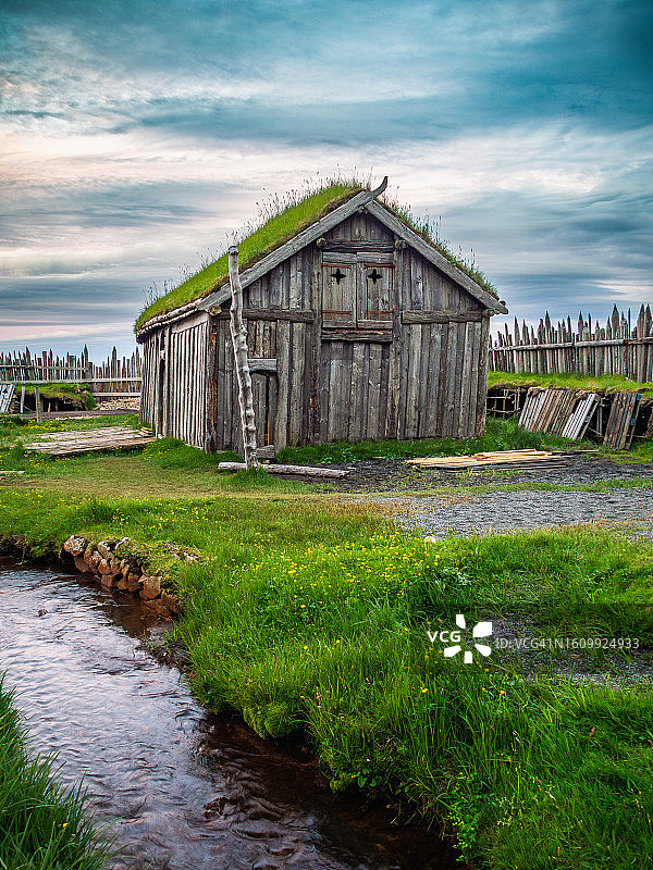 带草屋顶的木制维京传统房屋，斯托克斯内斯半岛的维京村庄，冰岛南部霍纳夫约杜尔图片素材