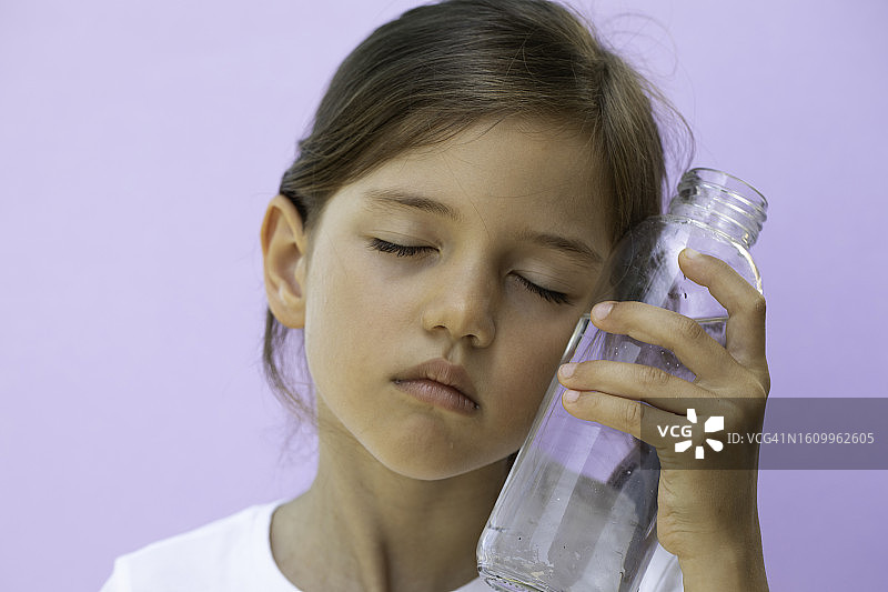 小女孩用冷水降温图片素材