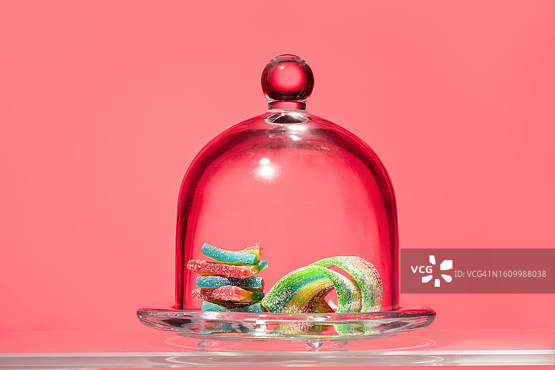 红色背景上的软糖图片素材