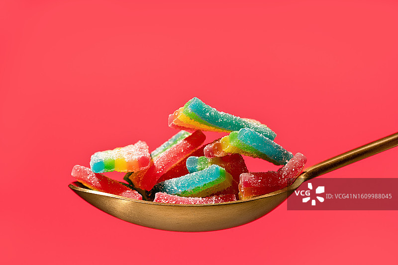 红色背景上的软糖图片素材