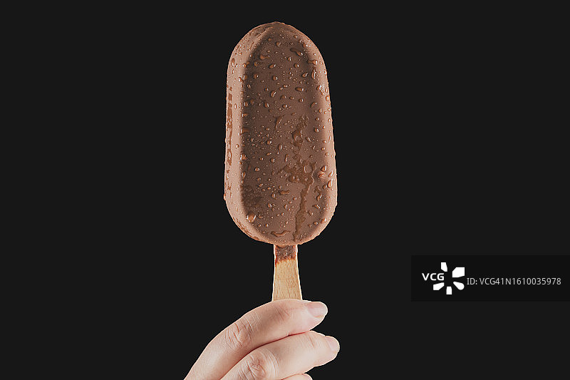 手持巧克力冰淇淋图片素材