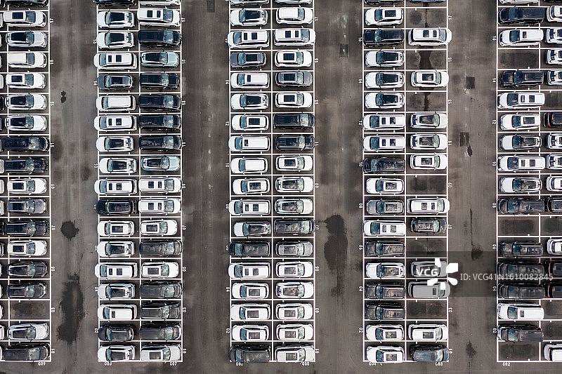 刚离开工厂的电动汽车停车场图片素材