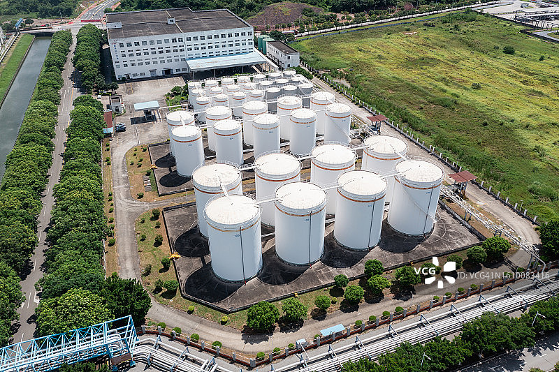 俯视拍摄：燃料箱，能源存储概念图片素材