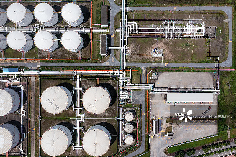俯视拍摄：燃料箱，能源存储概念图片素材