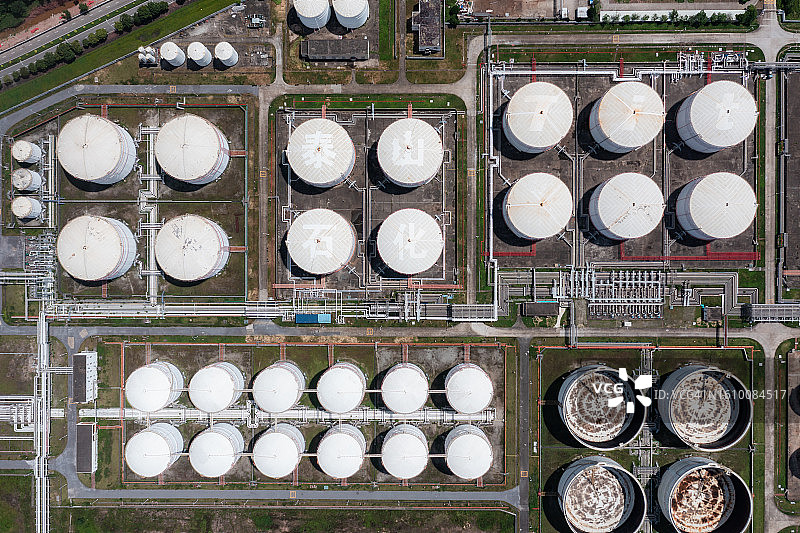 俯视拍摄：燃料箱，能源存储概念图片素材