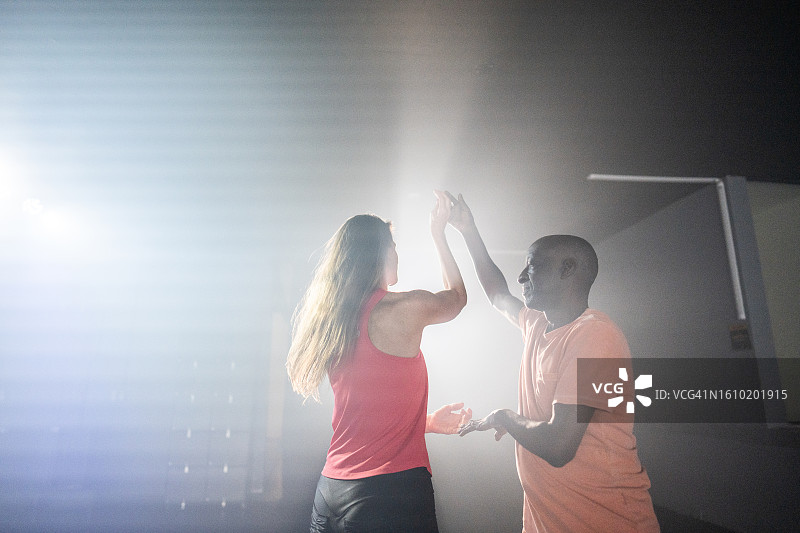 中年夫妇在舞蹈工作室跳舞图片素材