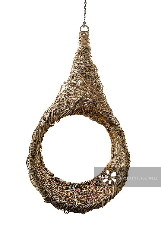 白色背景上的藤条编织花园秋千椅图片素材