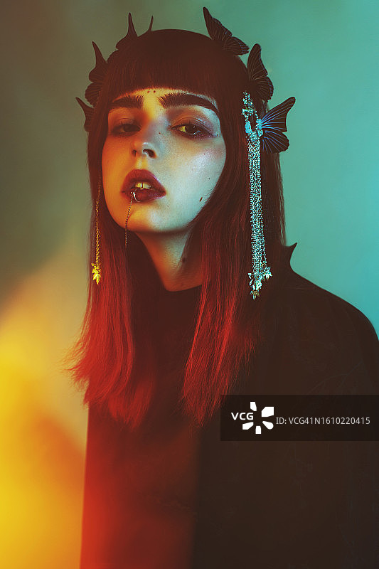 穿黑色连衣裙的红发哥特模特图片素材