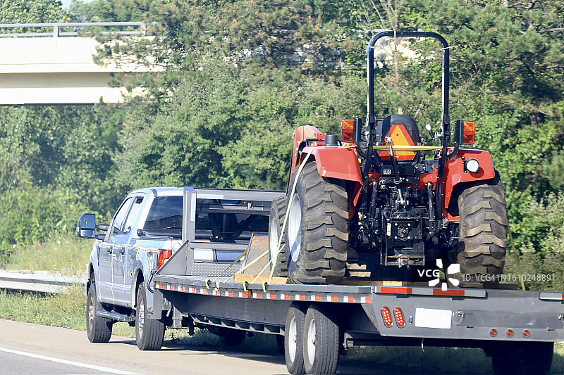 皮卡车拖着拖拉机图片素材