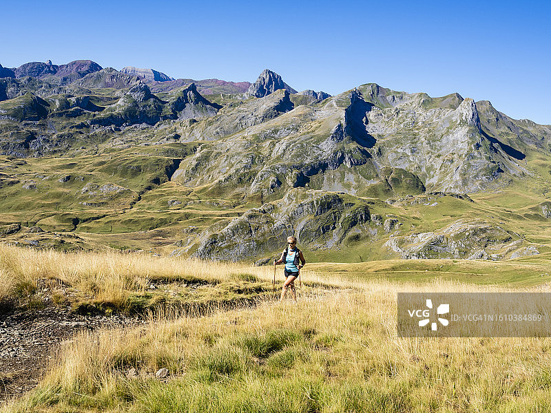 徒步女性绕法国比利牛斯山脉的米迪·多索峰图片素材