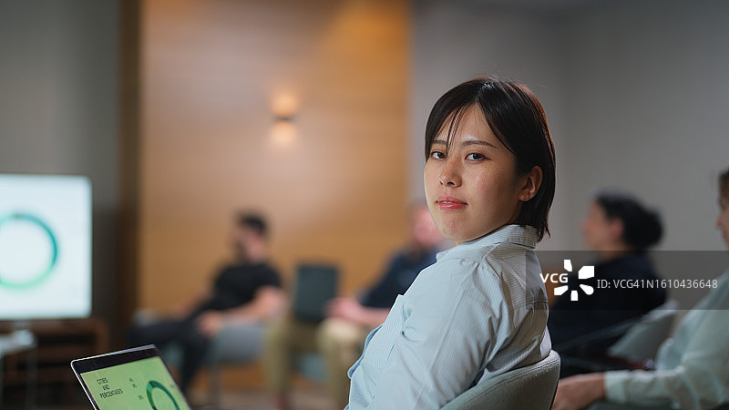 合作商务会议和演示期间的亚洲女商人肖像图片素材