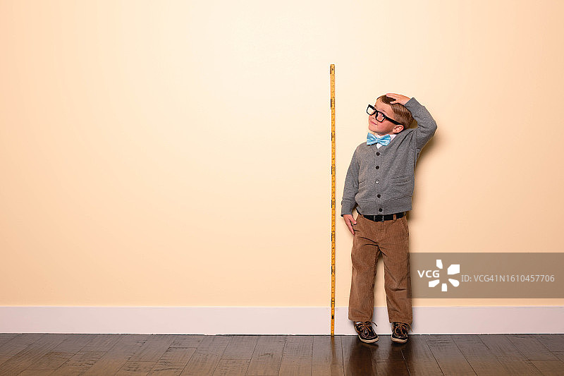 测量身高的年轻书呆子图片素材