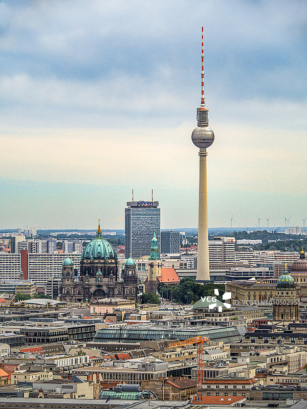 从波茨坦广场看到的东柏林天际线鸟瞰图，柏林电视塔和柏林大教堂方向图片素材