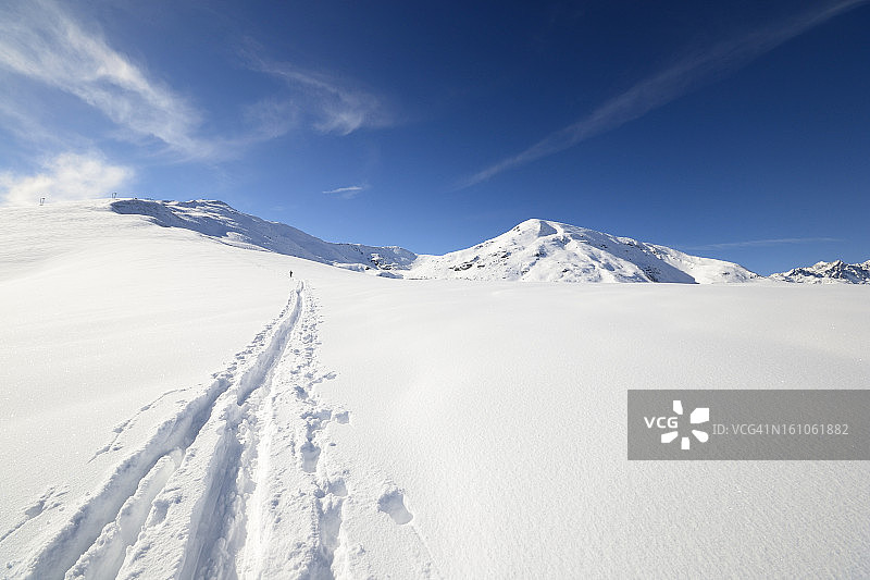 高山冬季滑雪场景图片素材