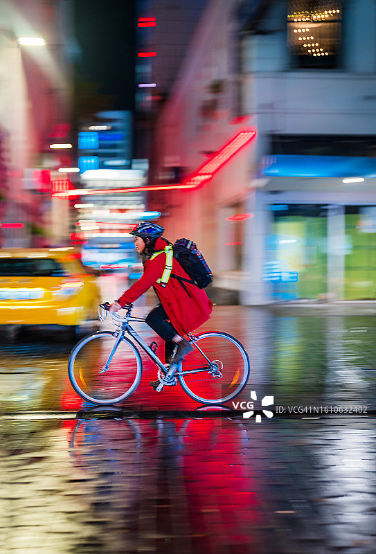 在城市骑自行车图片素材