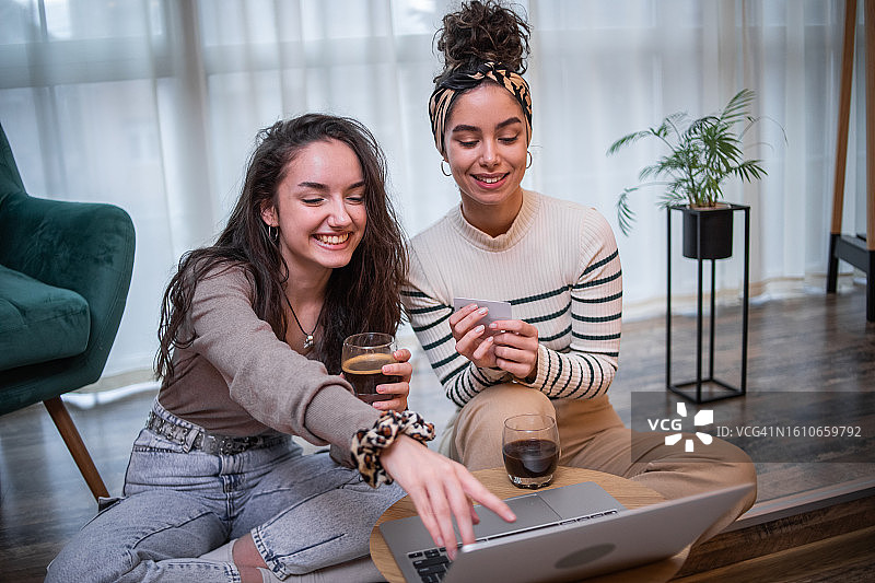 年轻漂亮女人在家中使用笔记本电脑网购图片素材