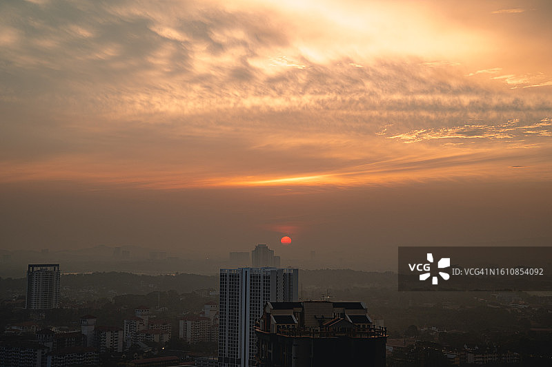 新山城市天际线在阳光的照耀下图片素材
