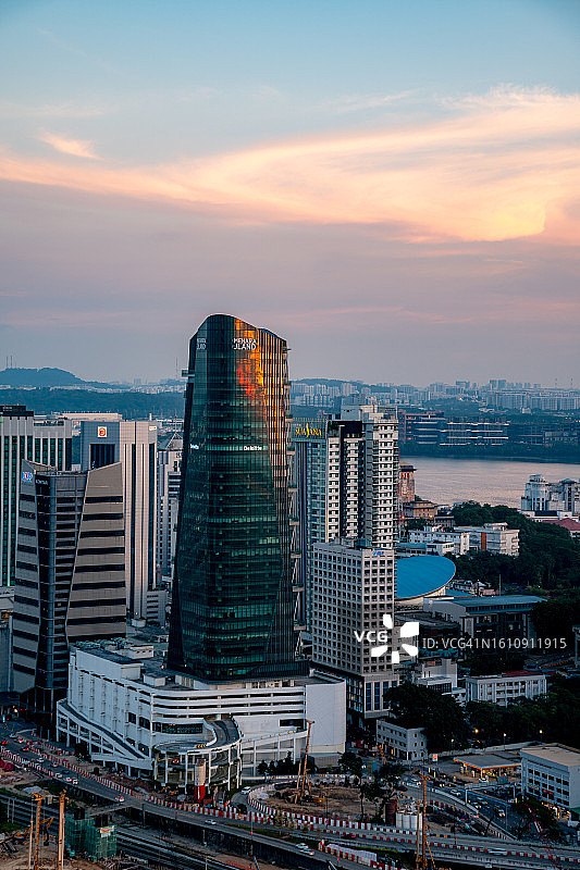 新山城市天际线与旋转的云彩图片素材