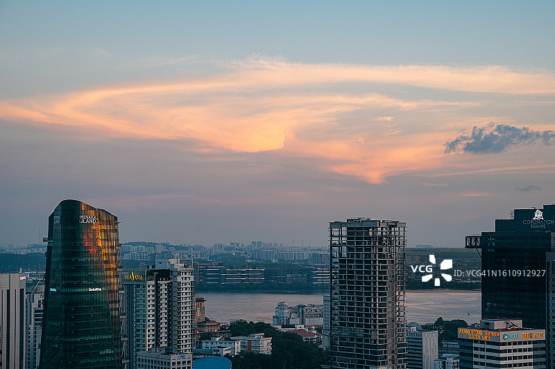 新山城市天际线与旋转的云彩图片素材