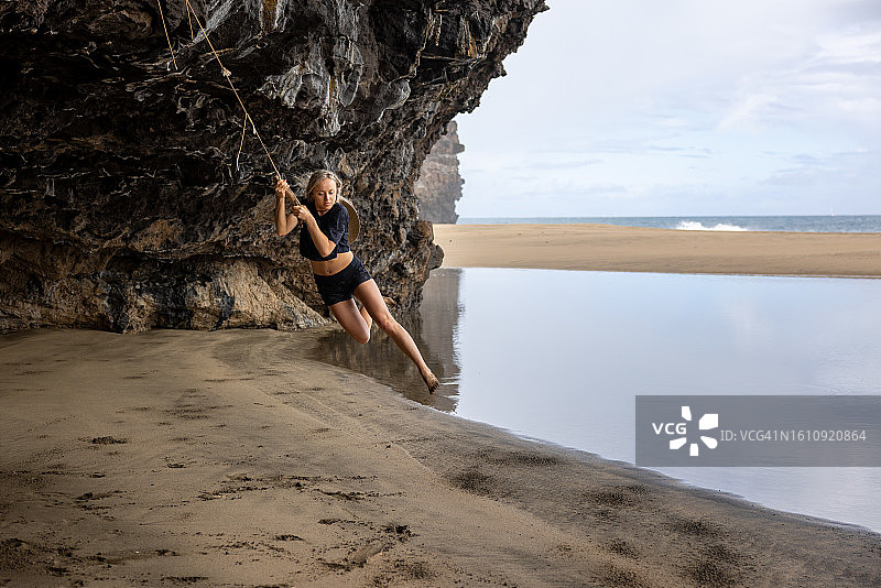 玩绳索秋千图片素材