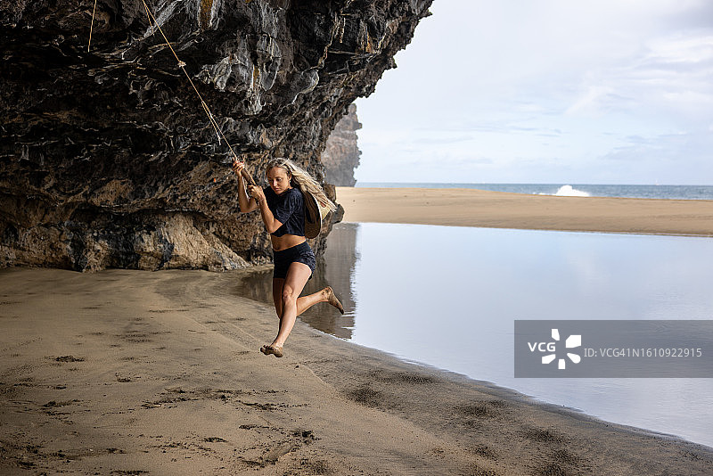 玩绳索秋千图片素材