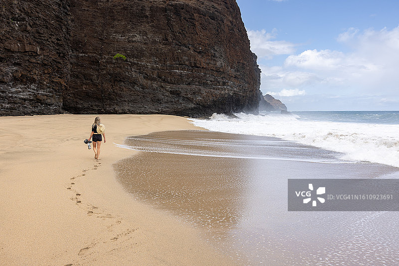 在夏威夷可爱岛纳帕利海岸的卡拉劳海滩漫步图片素材