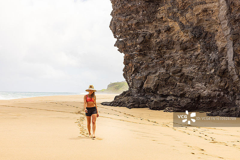 在夏威夷可爱岛纳帕利海岸的卡拉劳海滩漫步图片素材