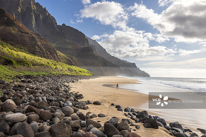 在夏威夷可爱岛纳帕利海岸的卡拉劳海滩漫步图片素材