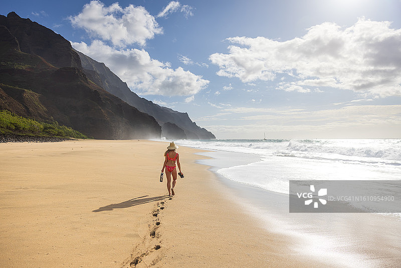 在夏威夷可爱岛纳帕利海岸的卡拉劳海滩漫步图片素材