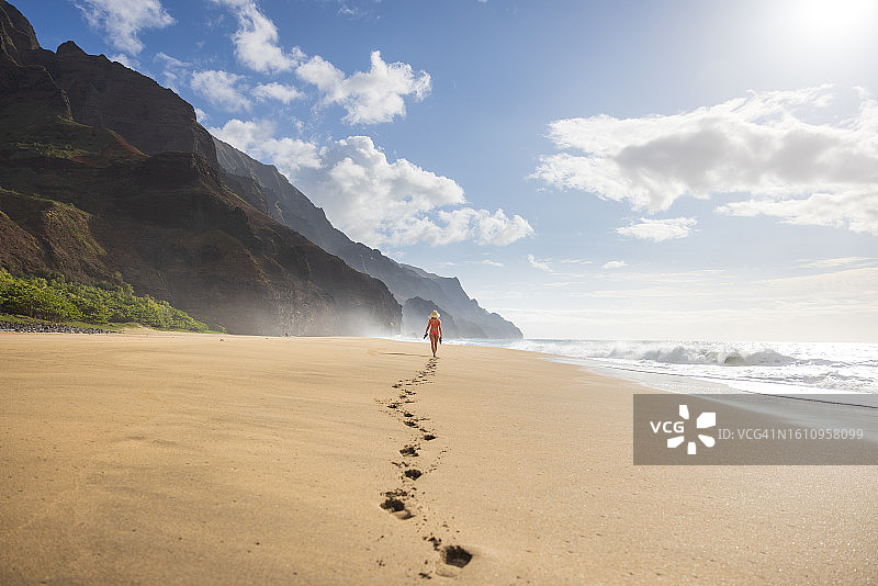 在夏威夷可爱岛纳帕利海岸的卡拉劳海滩漫步图片素材