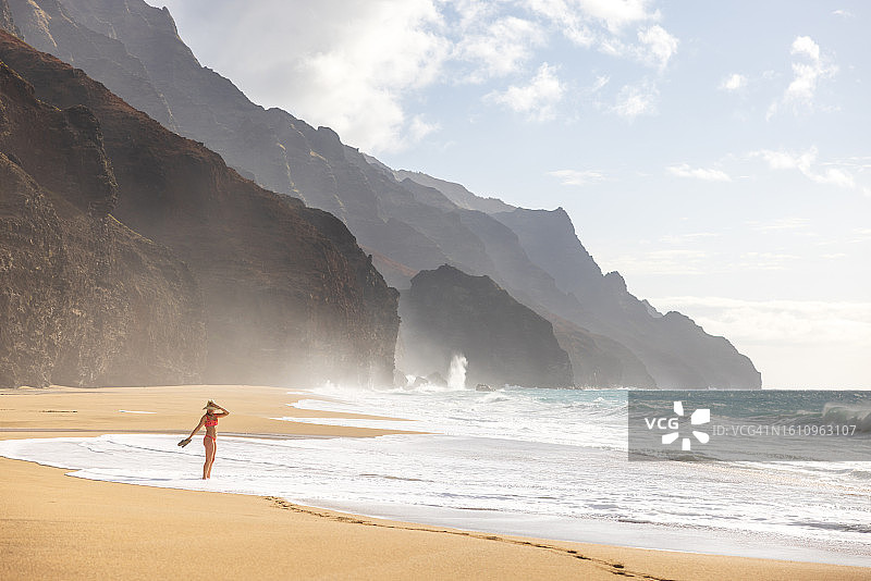 在夏威夷可爱岛纳帕利海岸的卡拉劳海滩漫步图片素材