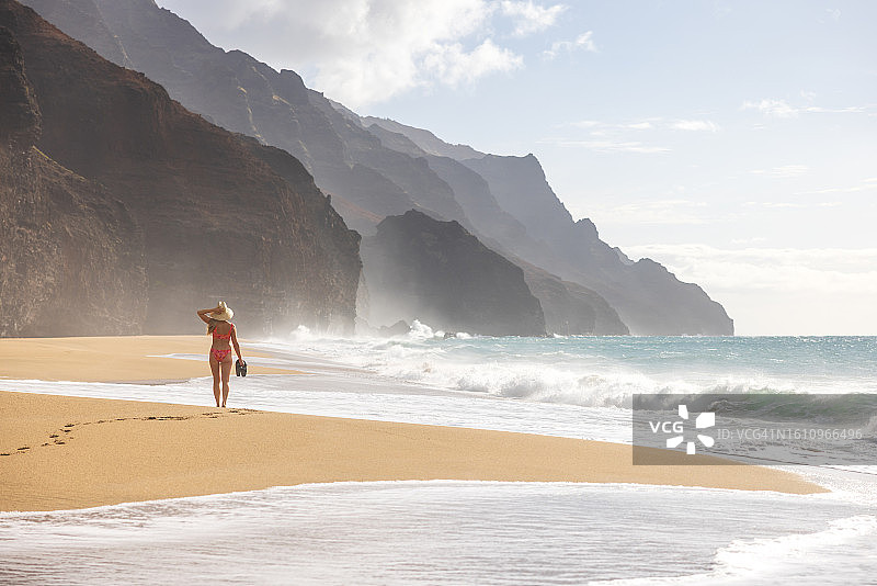 在夏威夷可爱岛纳帕利海岸的卡拉劳海滩漫步图片素材