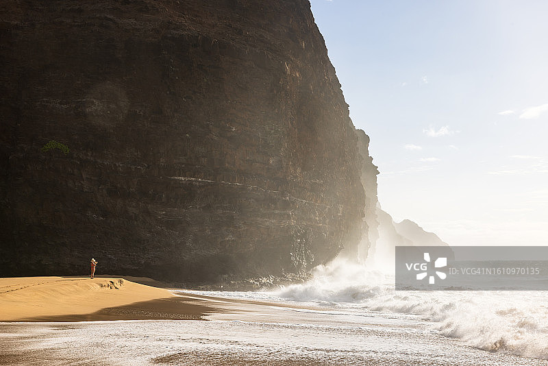 在夏威夷可爱岛纳帕利海岸的卡拉劳海滩漫步图片素材