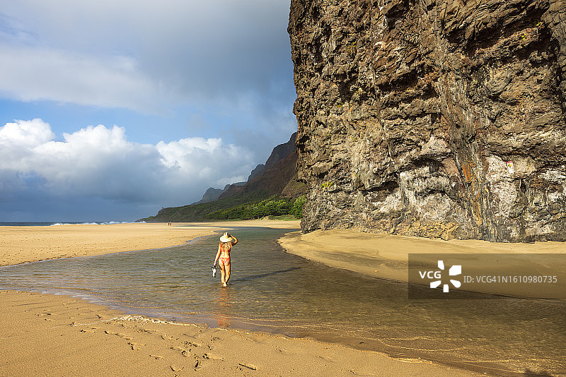 在夏威夷可爱岛纳帕利海岸的卡拉劳海滩漫步图片素材