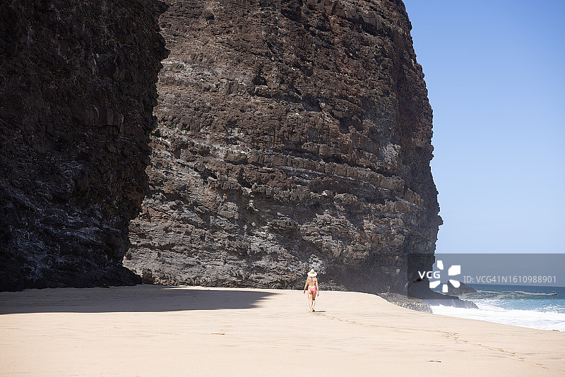 在夏威夷可爱岛纳帕利海岸的卡拉劳海滩漫步图片素材