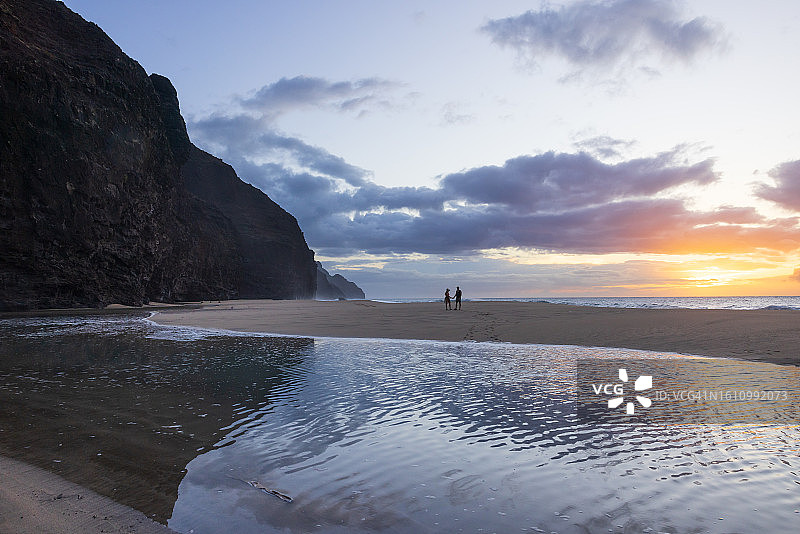 在夏威夷考艾岛纳帕利海岸的卡拉劳海滩日落时漫步图片素材