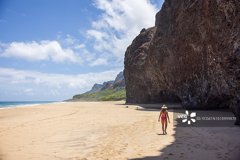 在夏威夷可爱岛纳帕利海岸的卡拉劳海滩漫步图片素材