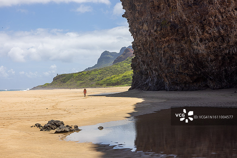 在夏威夷可爱岛纳帕利海岸的卡拉劳海滩漫步图片素材