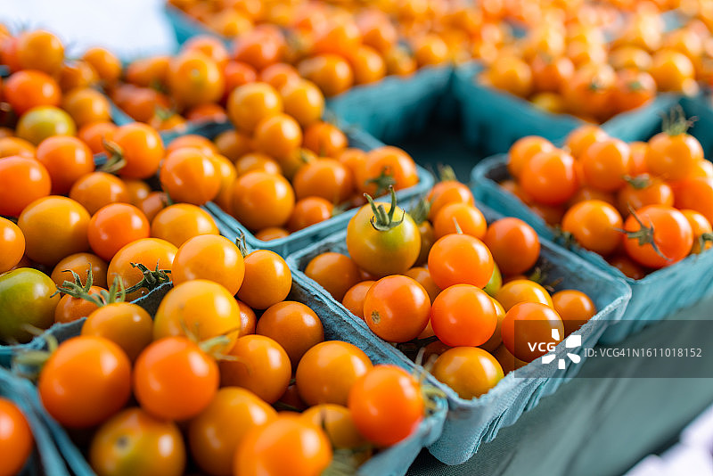 农贸市场上的新鲜橙色有机樱桃番茄图片素材
