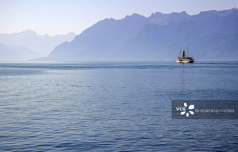 瑞士洛桑日内瓦湖上的渡轮图片素材