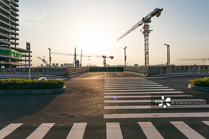 日落时分的都市道路图片素材