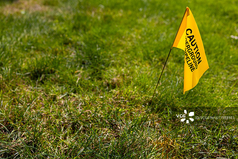 住宅区院子里的黄色警示旗图片素材