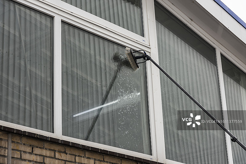 忙碌的隐形清洁工在清洗窗户图片素材