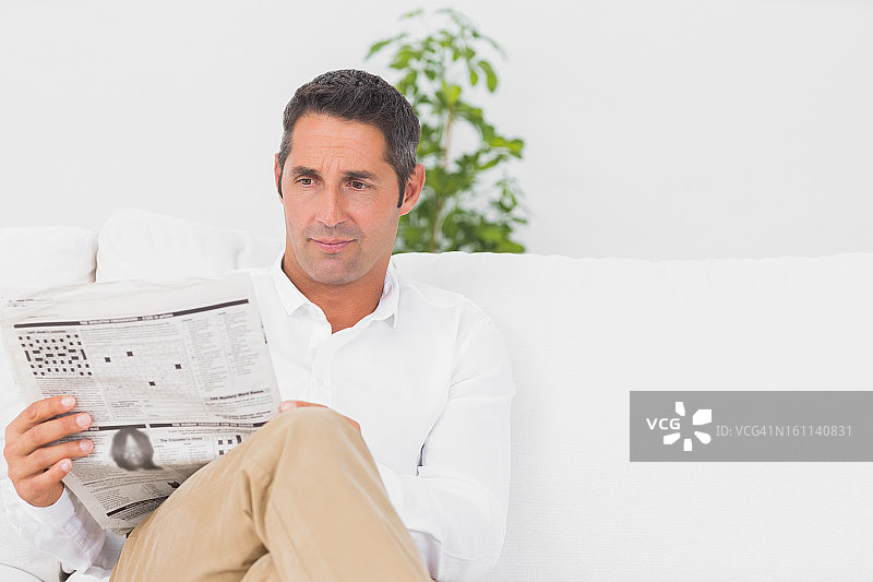阅读报纸的严肃男人图片素材