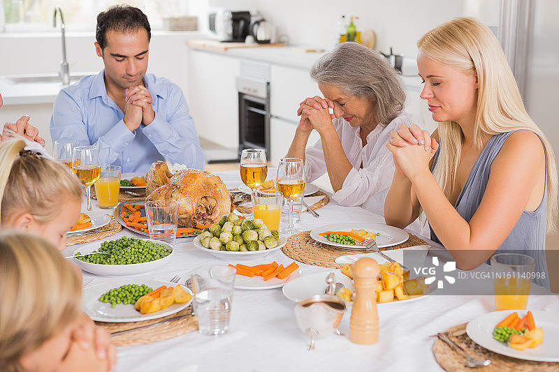 餐前祈祷的家庭图片素材