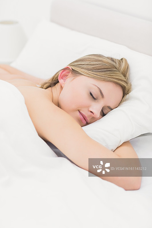 熟睡的年轻漂亮女人特写图片素材