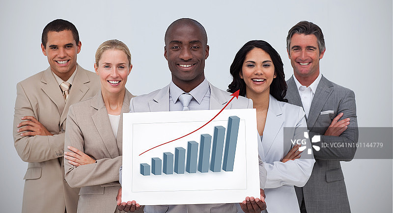 微笑男商人拿着一张带有图表的白卡图片素材